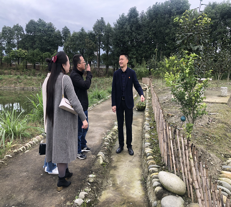 參觀黨員實訓(xùn)基地_副本.jpg