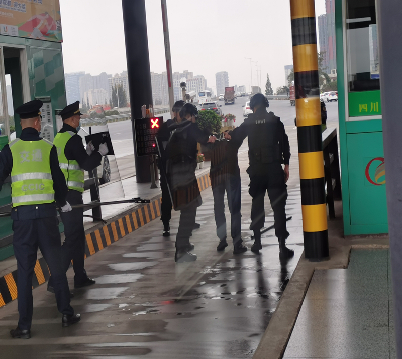 特巡警大隊將劫匪制服4_副本.jpg