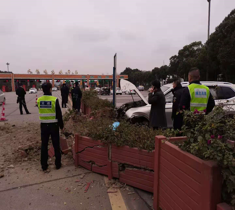 小車追尾，城北高速快速反應(yīng)、聯(lián)勤聯(lián)動_副本.jpg
